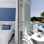 Comfort Room With Swimming Pool View - Reverencehotels